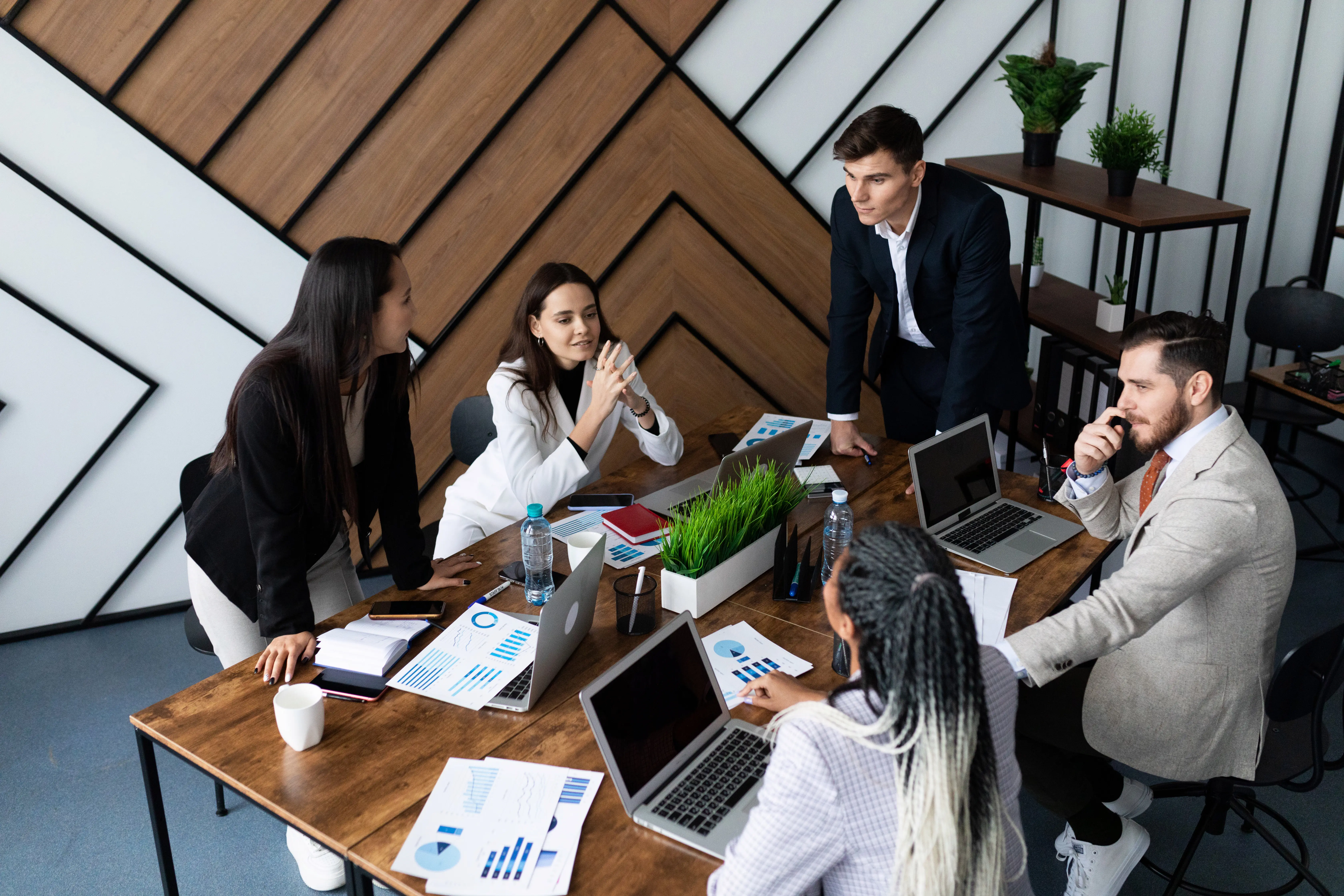 Excelencia creativa y equipo profesional colaborando en Marketing by Kate